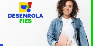 Estudante sorrindo segura cadernos ao lado do logotipo do Desenrola Fies