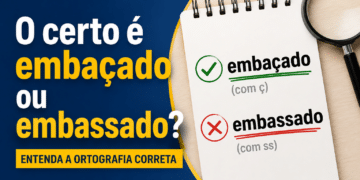Caderno espiral mostrando "embaçado" com ç correto e "embassado" com ss incorreto, lupa ao lado