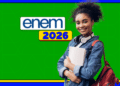Estudante sorri segurando um caderno ao lado da logomarca do Enem 2026