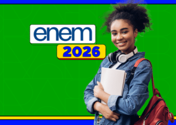 Estudante sorri segurando um caderno ao lado da logomarca do Enem 2026
