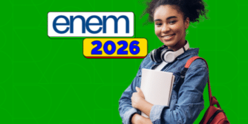 Estudante sorri segurando um caderno ao lado da logomarca do Enem 2026