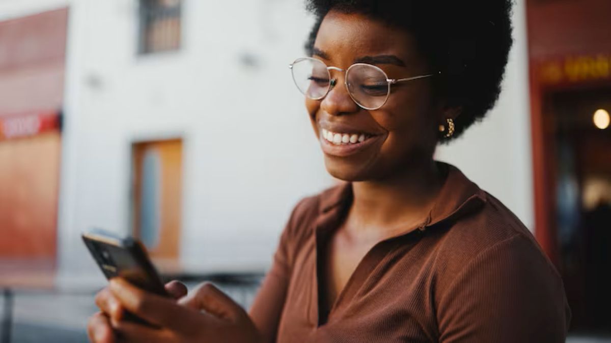 Como aderir ao Desenrola Fies 2026 Jovem utilizando celular para acessar programa de renegociação estudantil