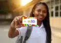 Pé-de-Meia maio calendário: estudante do ensino médio público segura cartão oficial do programa, com a inscrição "A poupança do ensino médio", em referência aos pagamentos liberados pelo MEC ao longo do mês