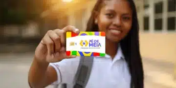 Pé-de-Meia maio calendário: estudante do ensino médio público segura cartão oficial do programa, com a inscrição "A poupança do ensino médio", em referência aos pagamentos liberados pelo MEC ao longo do mês