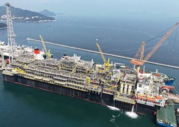 Plataforma da Petrobras ancorada no mar