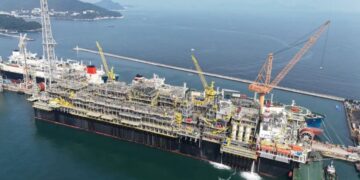 Plataforma da Petrobras ancorada no mar