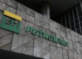 Fachada de prédio da Petrobras com o logotipo da empresa em destaque
