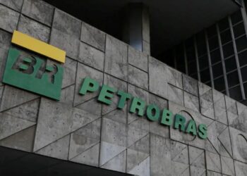 Fachada de prédio da Petrobras com o logotipo da empresa em destaque