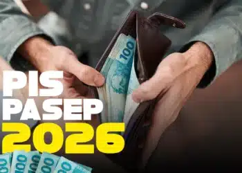 Pessoa segurando carteira com notas de dinheiro e o nome PIS PASEP 2026
