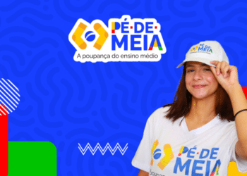 Jovem usa boné e camiseta com a marca do programa Pé-de-Meia sobre fundo azul