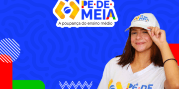 Jovem usa boné e camiseta com a marca do programa Pé-de-Meia sobre fundo azul