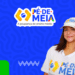 Jovem usa boné e camiseta com a marca do programa Pé-de-Meia sobre fundo azul