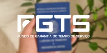 Carteira de trabalho desfocada ao fundo com destaque para a logo do FGTS