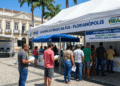 Atendimento do INSS e órgãos federais no evento Governo do Brasil na Rua na Arena Floripa com fila de cidadãos