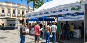 Atendimento do INSS e órgãos federais no evento Governo do Brasil na Rua na Arena Floripa com fila de cidadãos