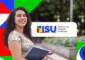 Jovem sorrindo, segurando caderno em frente à arte do Sisu, fundo colorido com ícones geométricos