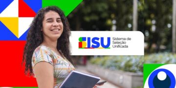 Jovem sorrindo, segurando caderno em frente à arte do Sisu, fundo colorido com ícones geométricos