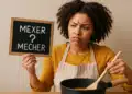 Mulher com avental segura quadro com “mexer ou mecher?” enquanto mexe panela