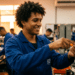 Estudante sorri em aula prática de curso técnico sem matemática avançada