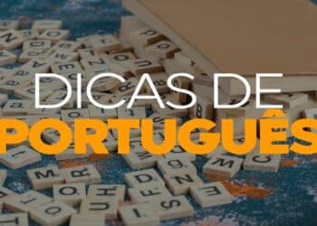 Peças de letras de madeira espalhadas ao lado de um livro com a expressão "Dicas de Português", ilustrando matéria sobre a diferença entre abreviação e abreviatura e a regra básica de formação.