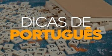 Peças de letras de madeira espalhadas ao lado de um livro com a expressão "Dicas de Português", ilustrando matéria sobre a diferença entre abreviação e abreviatura e a regra básica de formação.