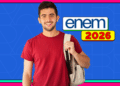 Jovem sorridente de camiseta vermelha segura mochila branca ao lado do logo Enem 2026 sobre fundo azul