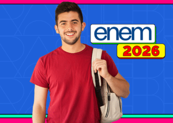 Jovem sorridente de camiseta vermelha segura mochila branca ao lado do logo Enem 2026 sobre fundo azul