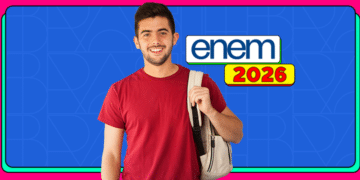 Jovem sorridente de camiseta vermelha segura mochila branca ao lado do logo Enem 2026 sobre fundo azul