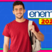 Rapaz sorridente de camiseta vermelha com mochila ao ombro diante do logo Enem 2026