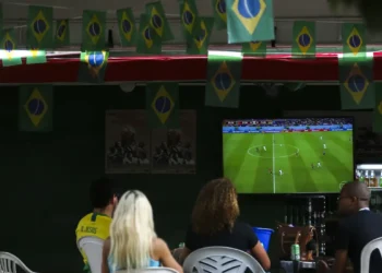 Saiba quais escolas e repartições podem liberar alunos e funcionários no horário do jogo do Brasil