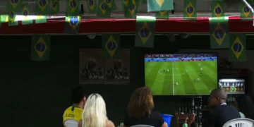 Saiba quais escolas e repartições podem liberar alunos e funcionários no horário do jogo do Brasil