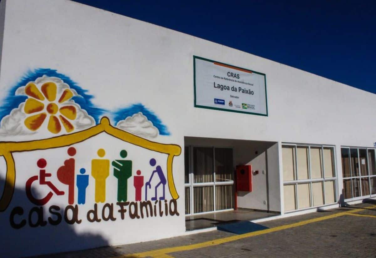 Fachada de unidade do CRAS com mural Casa da Família e placa de identificação do centro de assistência social
