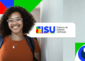 Jovem negra de cabelos cacheados, óculos e camiseta laranja com mochila azul sorri ao lado do logotipo do SiSU