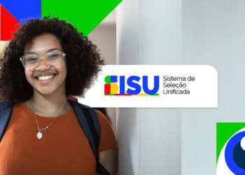 Jovem negra de cabelos cacheados, óculos e camiseta laranja com mochila azul sorri ao lado do logotipo do SiSU