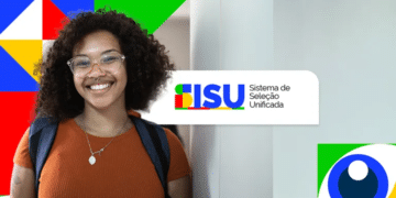 Jovem negra de cabelos cacheados, óculos e camiseta laranja com mochila azul sorri ao lado do logotipo do SiSU