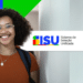 Jovem negra de cabelos cacheados, óculos e camiseta laranja com mochila azul sorri ao lado do logotipo do SiSU