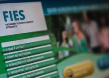 Tela do site FIES mostra menu sobre financiamento estudantil com textos em destaque