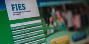 Tela do site FIES mostra menu sobre financiamento estudantil com textos em destaque