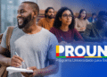 Jovem sorrindo com caderno, estudantes escrevendo ao fundo, logotipo PROUNI colorido
