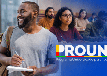 Jovem sorrindo com caderno, estudantes escrevendo ao fundo, logotipo PROUNI colorido