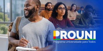 Jovem sorrindo com caderno, estudantes escrevendo ao fundo, logotipo PROUNI colorido