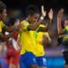Jogadoras da seleção brasileira de futebol feminino, de uniforme amarelo e azul, comemoram juntas em campo, referência à Copa do Mundo Feminina citada no projeto