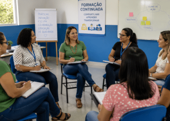 Professores participam de formação continuada em grupo com atividades de estudo e troca de experiências.