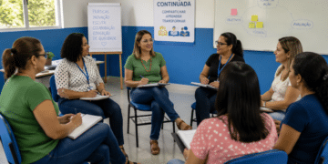 Professores participam de formação continuada em grupo com atividades de estudo e troca de experiências.