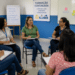 Professores participam de formação continuada em grupo com atividades de estudo e troca de experiências.