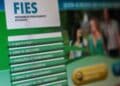 Imagem ilustrativa de tela do portal do Fies com os menus "o que é o Fies", "como se inscrever" e "condições de financiamento", representando a fase de inscrição do programa
