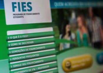 Imagem ilustrativa de tela do portal do Fies com os menus "o que é o Fies", "como se inscrever" e "condições de financiamento", representando a fase de inscrição do programa