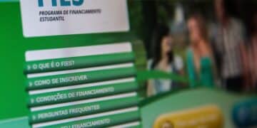 Imagem ilustrativa de tela do portal do Fies com os menus "o que é o Fies", "como se inscrever" e "condições de financiamento", representando a fase de inscrição do programa