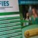 Imagem ilustrativa de tela do portal do Fies com os menus "o que é o Fies", "como se inscrever" e "condições de financiamento", representando a fase de inscrição do programa