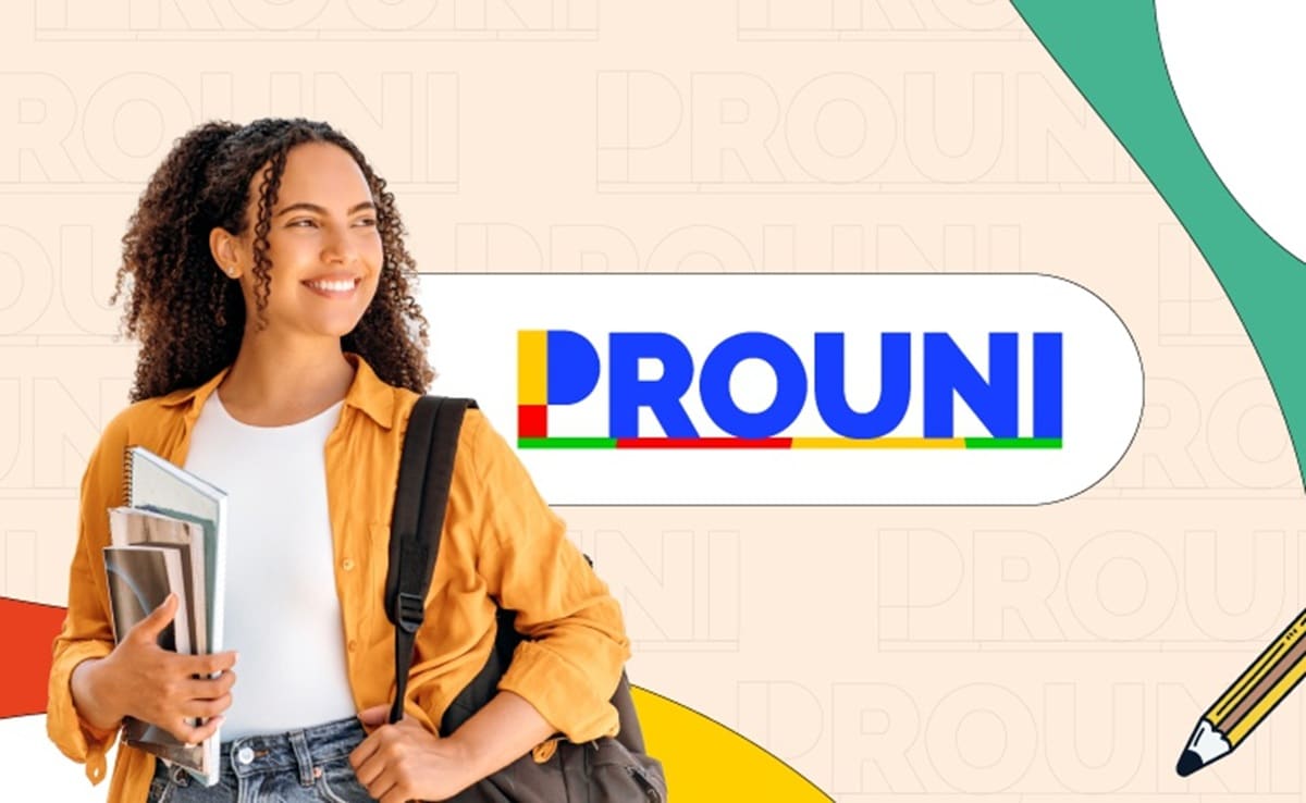 Estudante sorridente com mochila e caderno ao lado do logotipo do Prouni, Programa Universidade para Todos